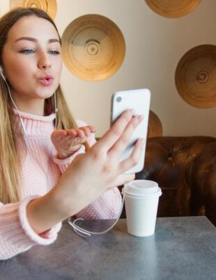 woman video call - voozon.com