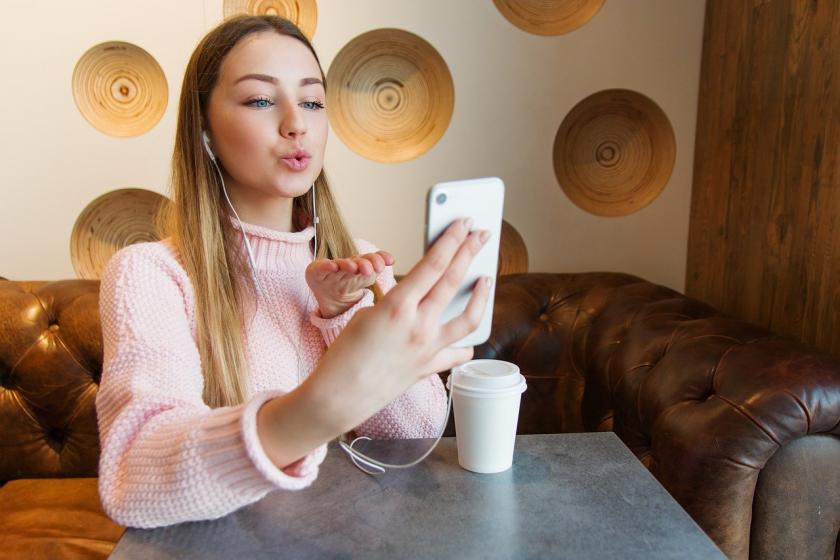 woman video call - voozon.com