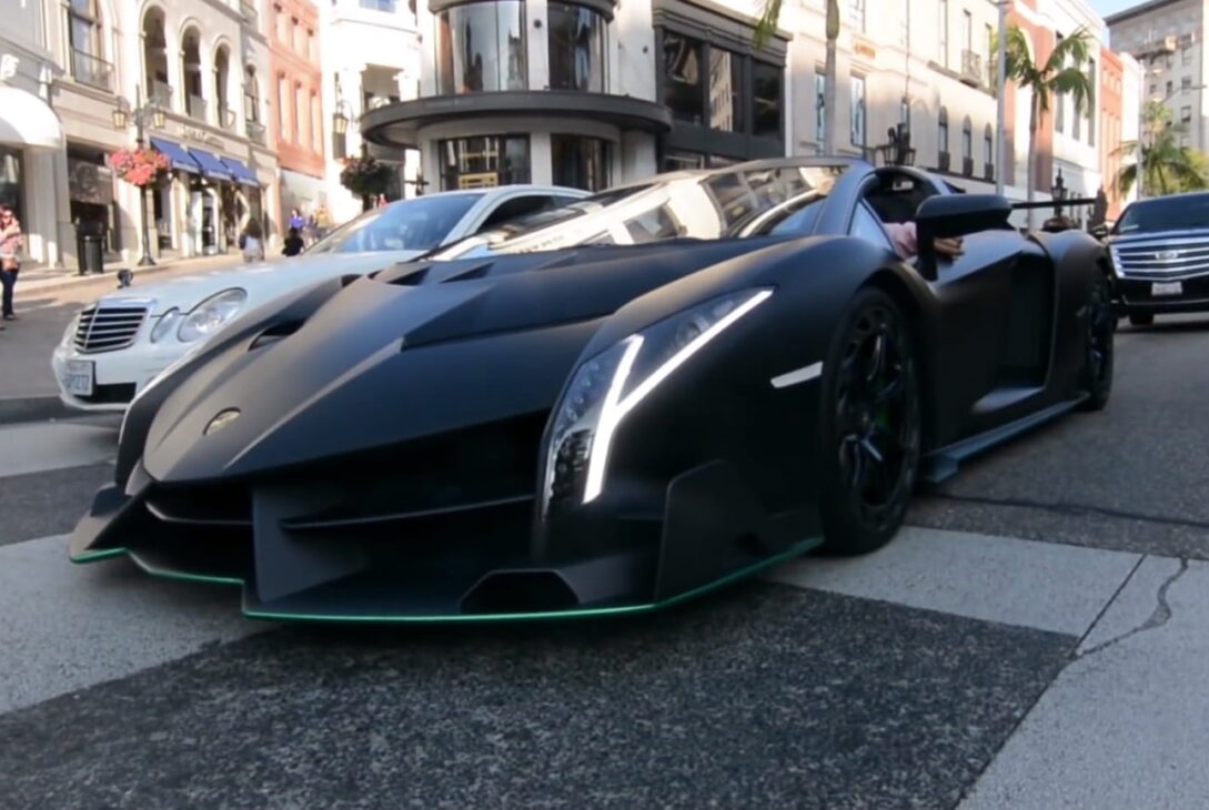 lamborghini veneno roadster flying low over the streets of los angeles video 99757 1 - voozon.com