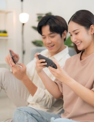 vecteezy young couple enjoying smartphone entertainment at home 51418493 1024x683 1 - voozon.com