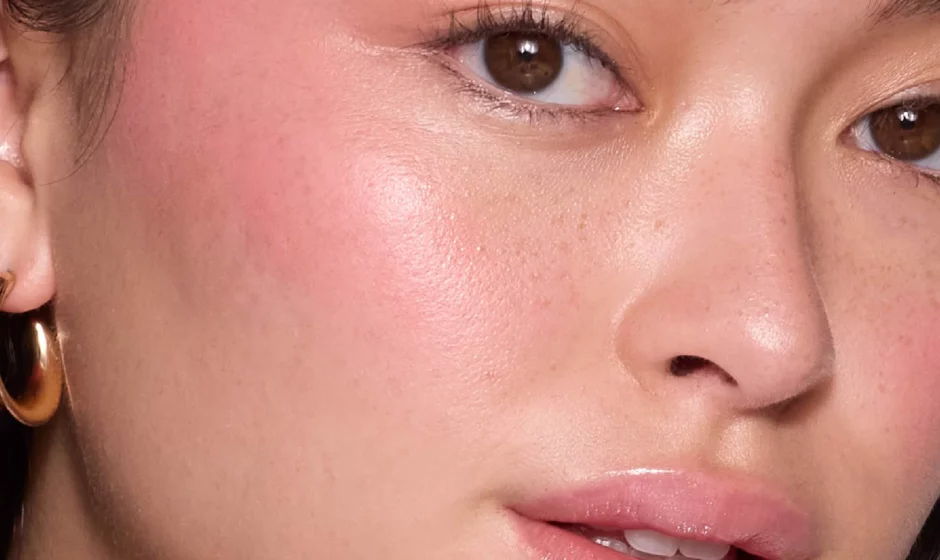 Light Pink Lip Gloss for a Soft, Feminine & Glossy Pout Every Day